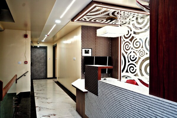 Työpöytä, kannettavalle tietokoneelle sopiva työtila