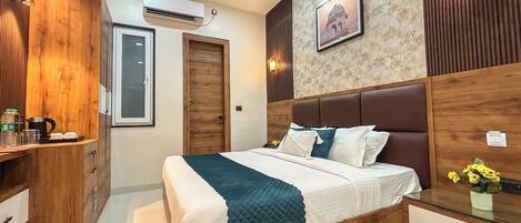 Un dormitorio moderno con cama de madera, mesita de noche, armario empotrado y ventilador de techo.