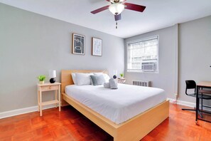 2 bedrooms, desk, iron/ironing board, WiFi