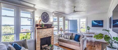 Televisie, een open haard en een kantoor