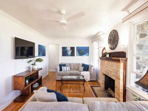 TV, fireplace, offices - Charming 3 Bed, 2 Bath Holualoa Home on 1.1 Acres (Holualoa)
