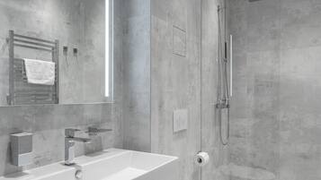 Studio, cuisine | Salle de bain | Douche, sèche-cheveux, chaussons, serviettes fournies