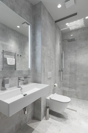 Studio, keuken | Badkamer | Een douche, een haardroger, pantoffels, handdoeken