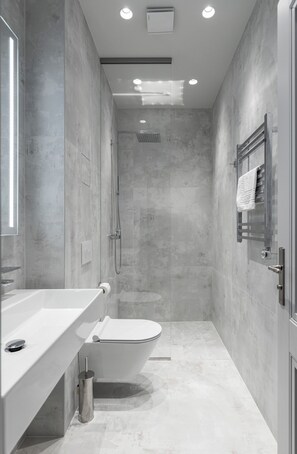Un bagno moderno con doccia, toilette e lavandino.