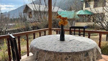 Breakfast, lunch, dinner served; barbecue, garden views