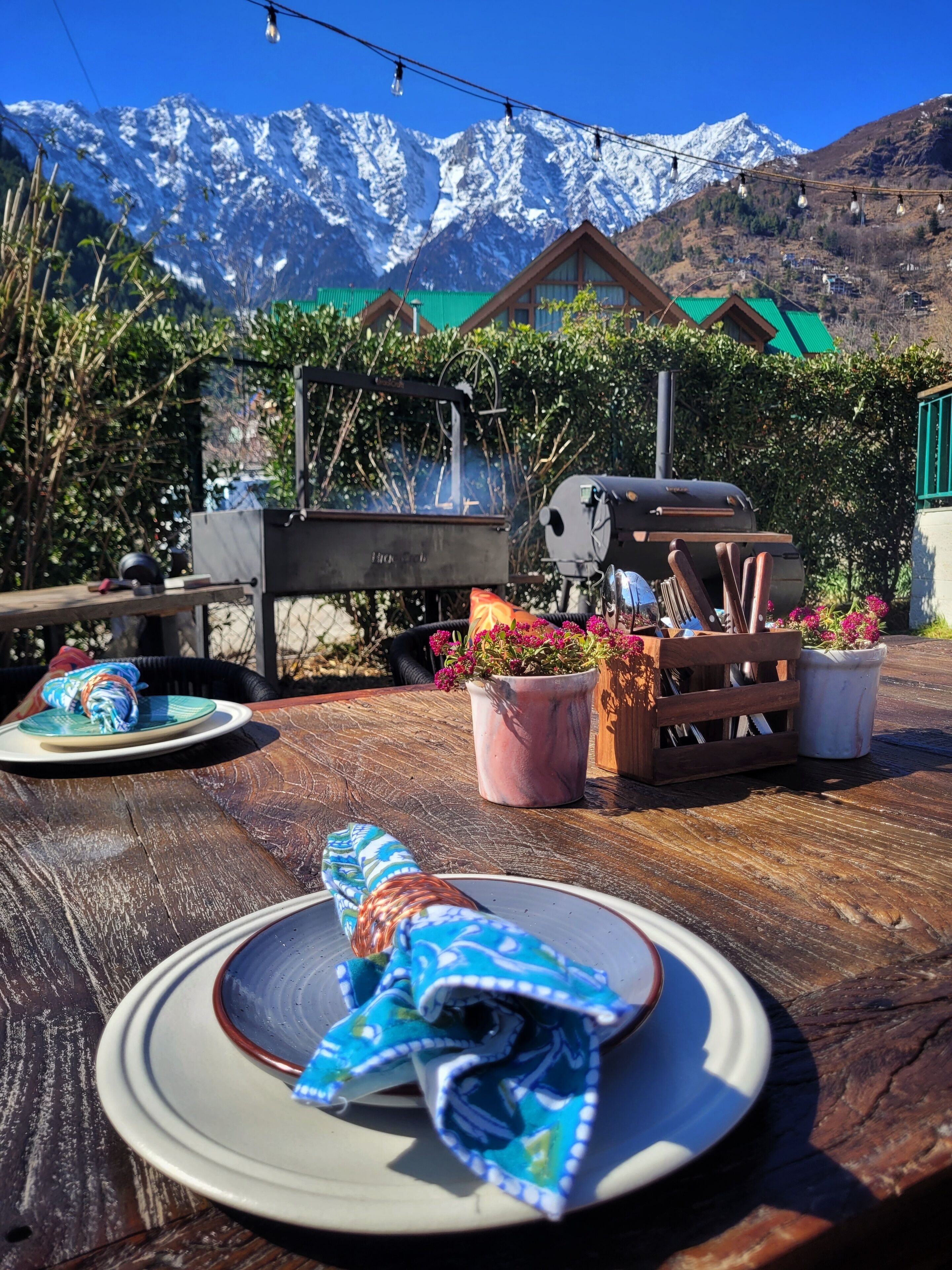 Breakfast, lunch, dinner served; barbecue, garden views 