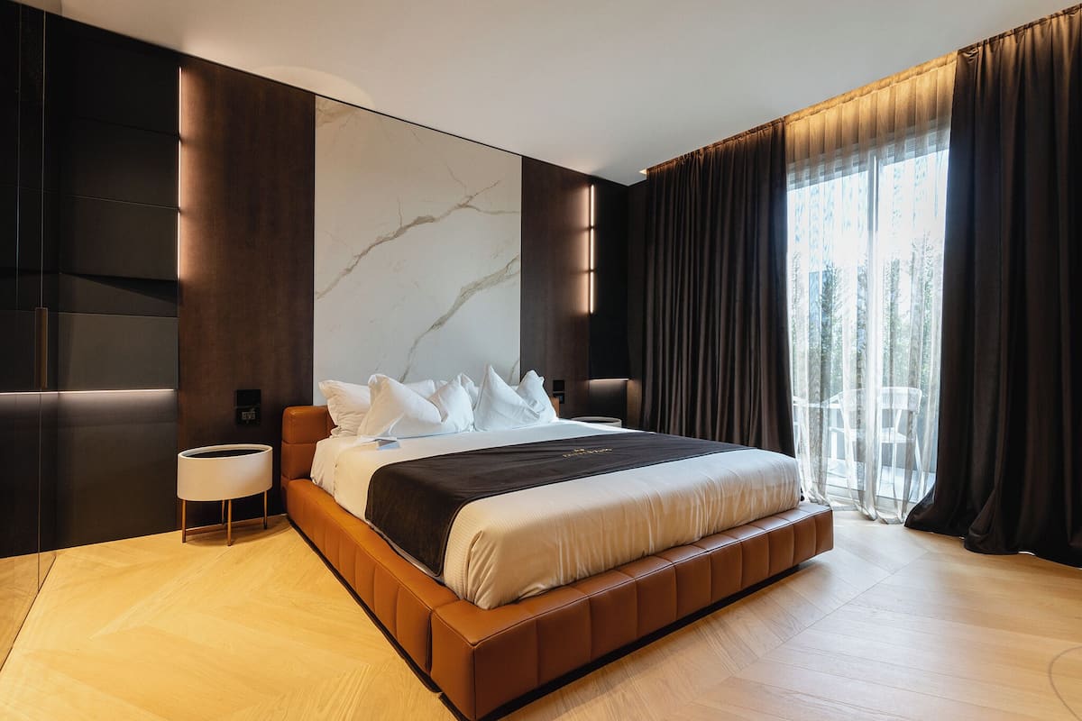 Luxe suite, uitzicht op zwembad | 1 slaapkamer, een minibar, een kluis op de kamer, een bureau