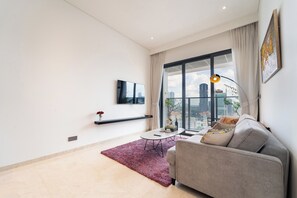 Appartement Familial, vue ville | Mini-bar avec articles gratuits, bureau, fer et planche à repasser