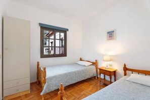 1 bedroom, bed sheets