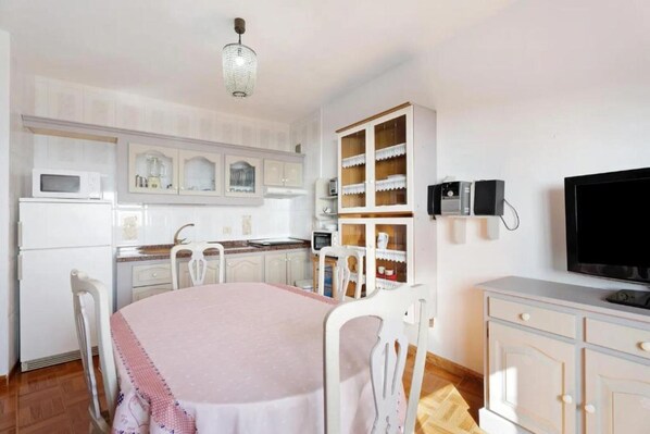 Fridge, microwave, oven, coffee/tea maker