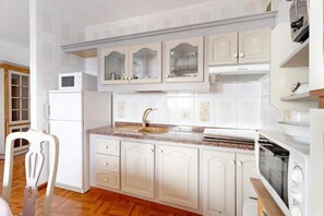 Kühlschrank, Mikrowelle, Ofen, Wasserkocher mit Kaffee-/Teezubehör