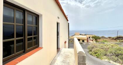 Comfortable 2 bedroom house with beautiful sea views