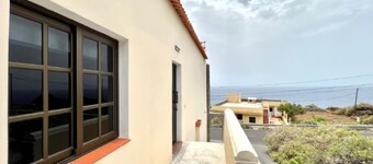 Comfortable 2 bedroom house with beautiful sea views