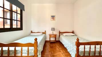 1 bedroom, bed sheets