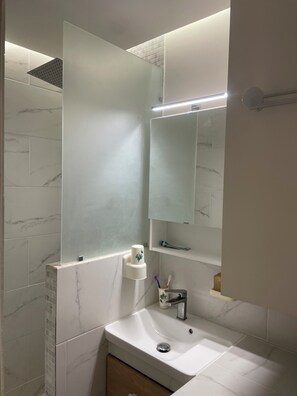 Dusj, håndklær og toalettpapir