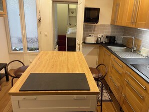 Fridge, microwave, stovetop, dishwasher - Apartment in the heart of Paris (Paris)