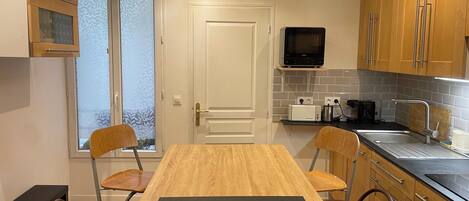 Réfrigérateur, micro-ondes, plaque de cuisson, lave-vaisselle