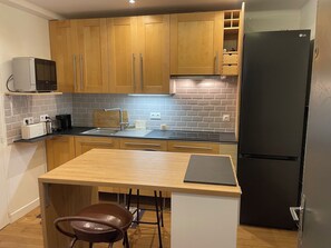 Kjøleskap, mikrobølgeovn, kokeplater og oppvaskmaskin