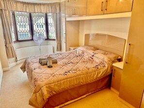 3 bedrooms, desk, iron/ironing board, travel cot