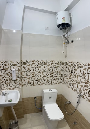 Deluxe-Doppelzimmer, Gartenblick | Badezimmer | Dusche, kostenlose Toilettenartikel, Haartrockner, Handtücher