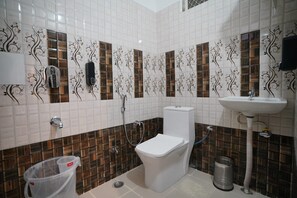 Douche, articles de toilette gratuits, sèche-cheveux