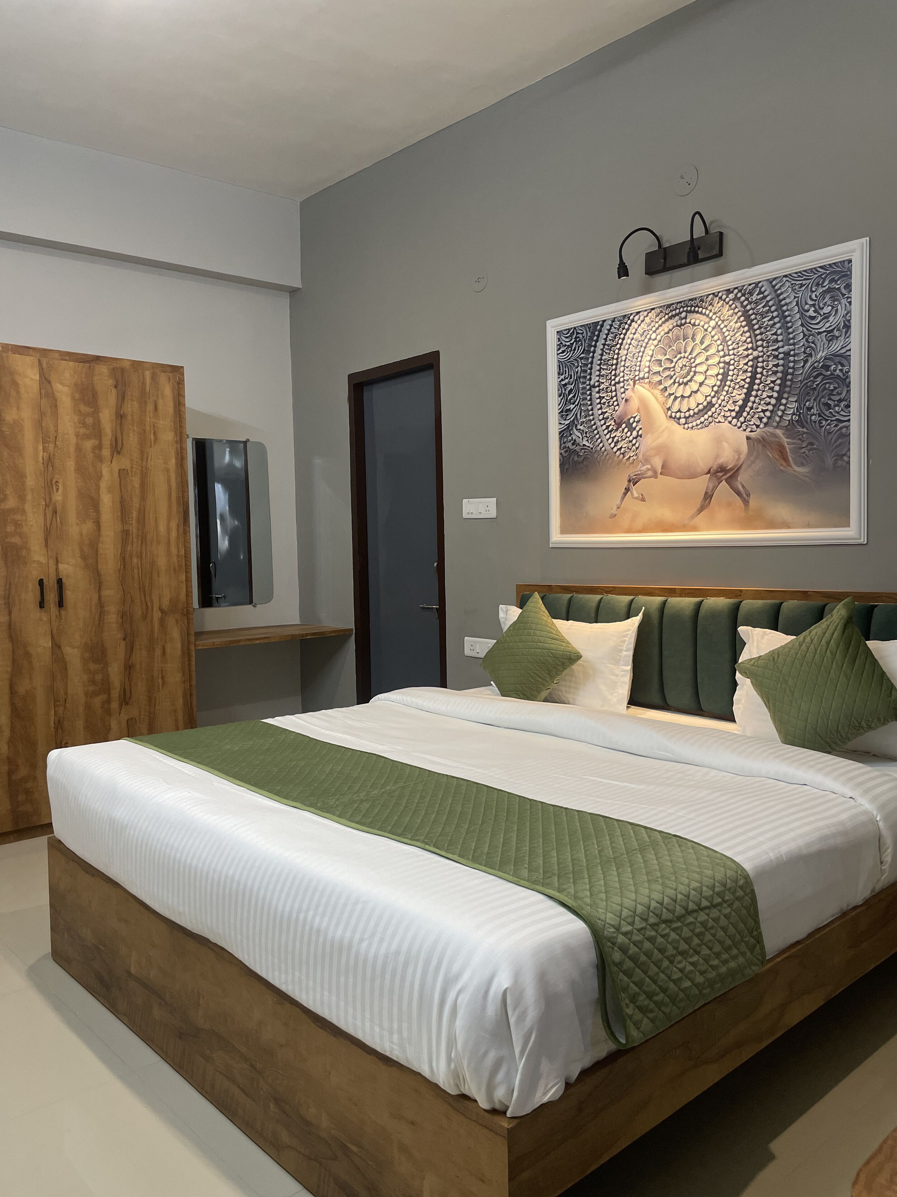 Bureau, espace de travail pour ordinateur portable, rideaux occultants