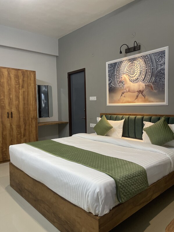 Bureau, espace de travail pour ordinateur portable, rideaux occultants