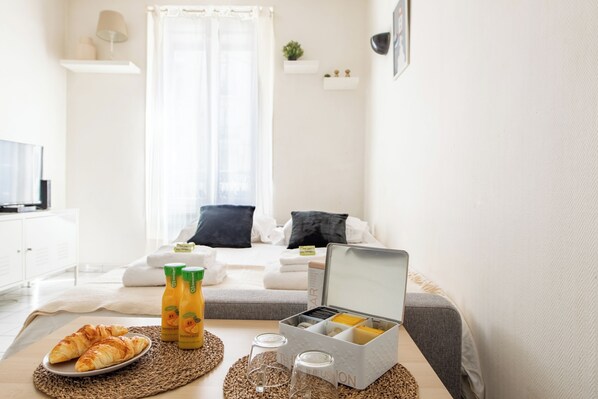 1 bedroom, iron/ironing board, free WiFi, bed sheets - Charming 1-bedroom apartment near Montmartre neighborhood, only 1 min from metro (Paris)