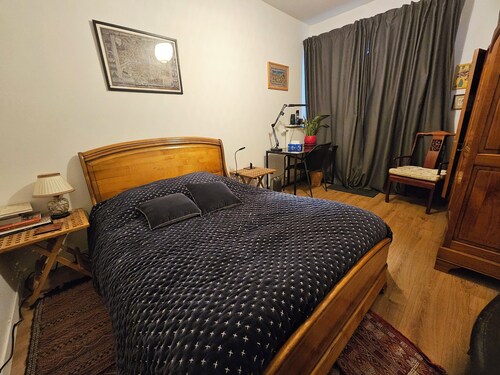 Large room near metros 7 and 14