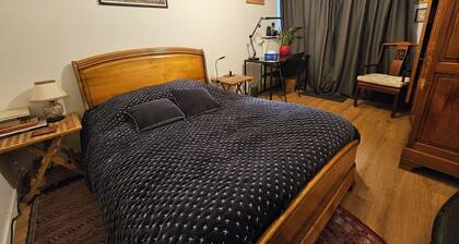 Large room near metros 7 and 14