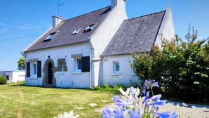 A white house with a grey roof, a chimney, and a small garden with flowers. - Brittany, Locquirec, vacation home 300m from the beach  (Locquirec)