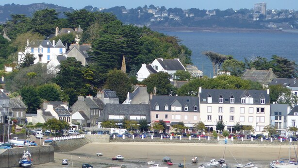 A coastal town with buildings, a beach, and boats. - Brittany, Locquirec, vacation home 300m from the beach  (Locquirec)