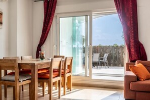 Smart TV, books - Casa Viv - Beautiful Spacious 2 bed apartment in the lovely La Torre Golf Resort (Torre-Pacheco)