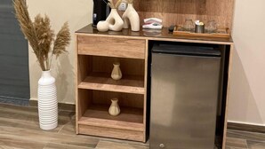 客房內保險箱、書桌、筆電工作空間、隔音