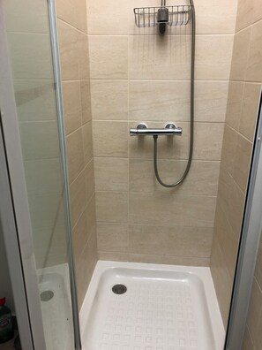 Een douche, een haardroger, handdoeken, toiletpapier