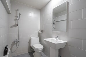 Premium Suite | Bilik Mandi | Pancuran mandi, selipar, tuala disediakan 