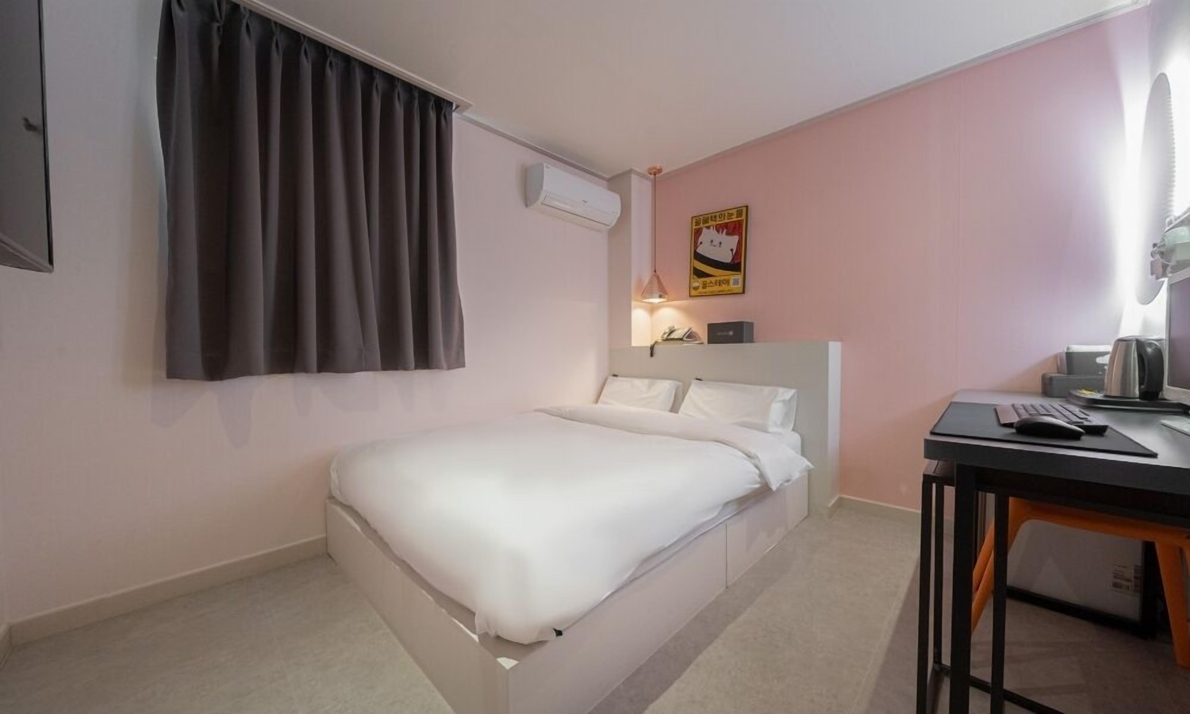 Deluxe Room | Laptop workspace, free WiFi