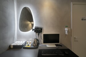 Espacio para trabajar con laptop y wifi gratis 