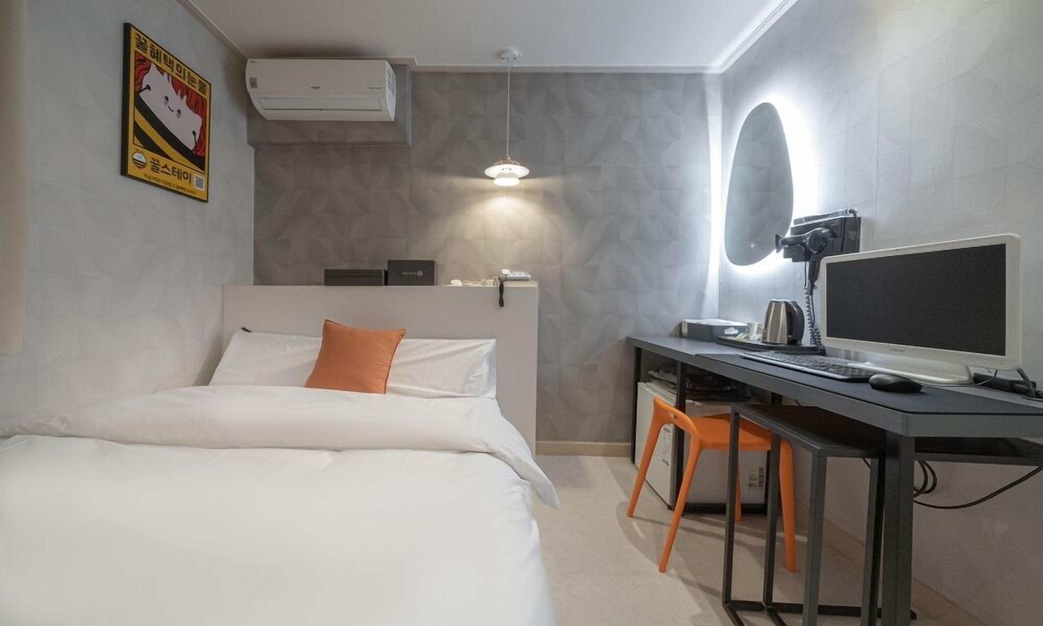 Standard Room | Laptop workspace, free WiFi