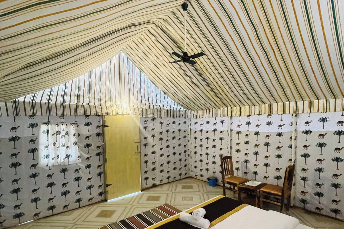 Deluxe tent, uitzicht op de woestijn | Een bureau, een laptopwerkplek, individueel gedecoreerd