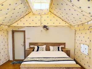 Tienda de campaña Deluxe, vista al desierto | Decoración personalizada, escritorio y espacio para trabajar con laptop 