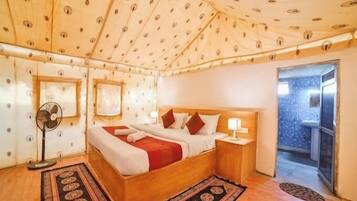 Decoración personalizada, escritorio y espacio para trabajar con laptop