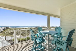 Outdoor dining - Beachfront Townhome: Arcades, Bikes, Kayaks for the Ultimate Family Getaway! (Navarre)