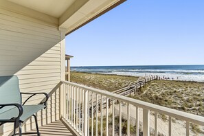 Property grounds - Beachfront Townhome: Arcades, Bikes, Kayaks for the Ultimate Family Getaway! (Navarre)