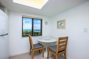 Dining - Loggerhead Cay 533: Sanibel Island Vacation Rental | Beachfront Condo, Pool, (Sanibel)