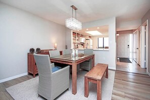 Dining - Loggerhead Cay 533: Sanibel Island Vacation Rental | Beachfront Condo, Pool, (Sanibel)