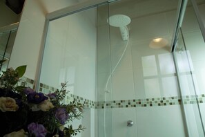 Een douche, handdoeken, toiletpapier