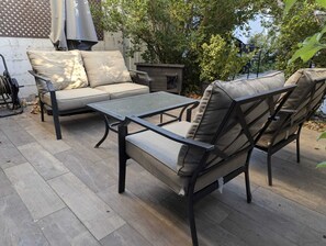 Terrace/patio - Charming Brooklyn apartment with furnished yard, garden, and near parks! (Brooklyn)