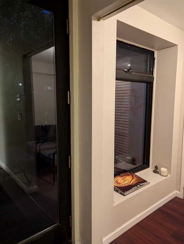 Interior - Charming Brooklyn apartment with furnished yard, garden, and near parks! (Brooklyn)