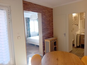 1 chambre, fer et planche Ă repasser, Wi-Fi gratuit, draps fournis